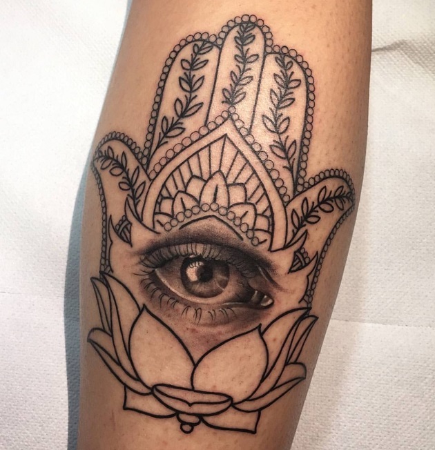 Fotografia di un tattoo di una mano di fatima con occhio