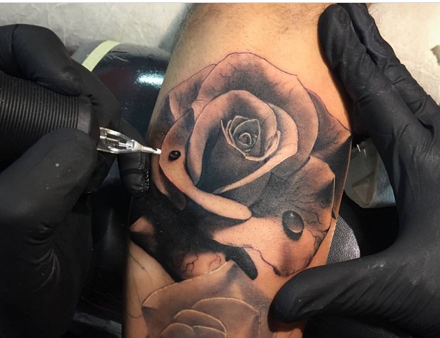 Fotografia di un tattoo di una rosa in stile realistico