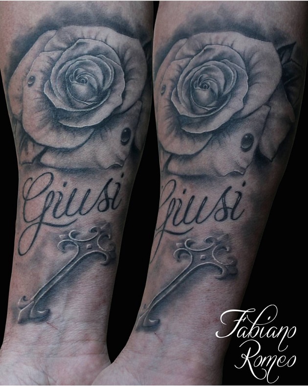 Fotografia di un tattoo di una rosa con una chiave